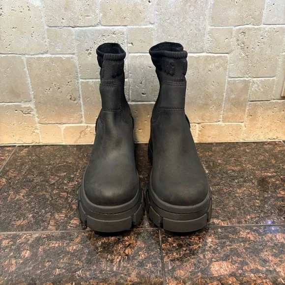 NWT Ugg Brooklyn Chelsea Boots Black Suede heel label with embossed UGG® logo. - Picture 7 of 8